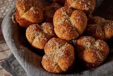 Gluten-Free Cacio e Pepe Clover Rolls 