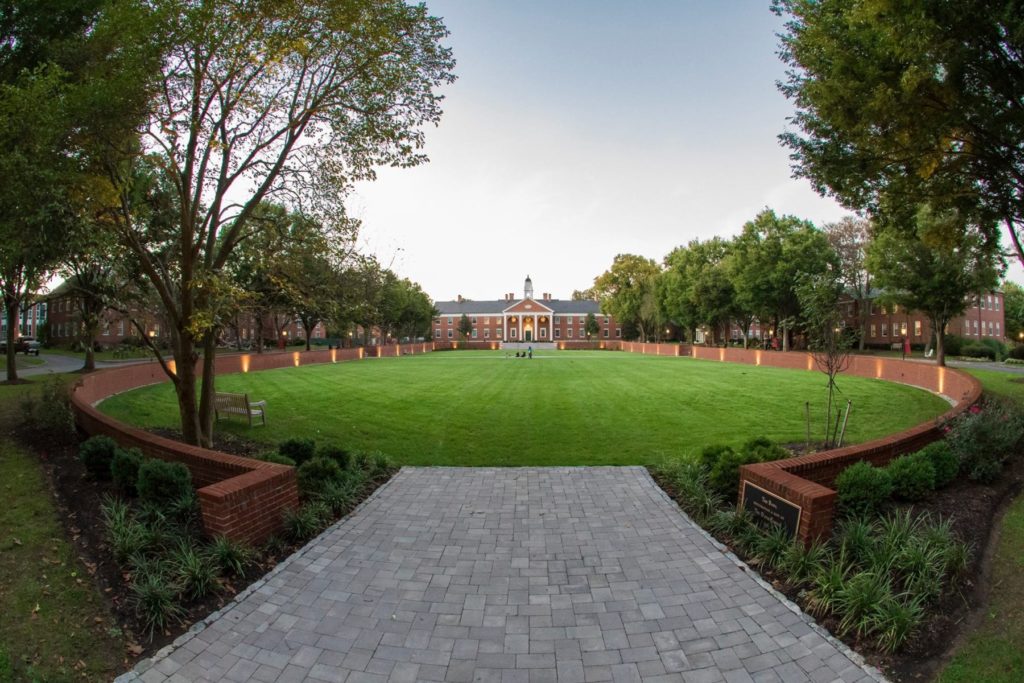 An image of a garden with a building in the far end, 